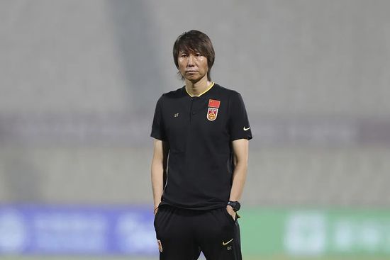 那小子到底姓谁名谁、什么来头、有什么线索能让我尽快找到他，还有，钟少爷是否还活着？乌鸡哥脱口道：钟少爷被他打昏过去绑走了，应该还活着，至于那小子，我也不知道他到底是什么人。